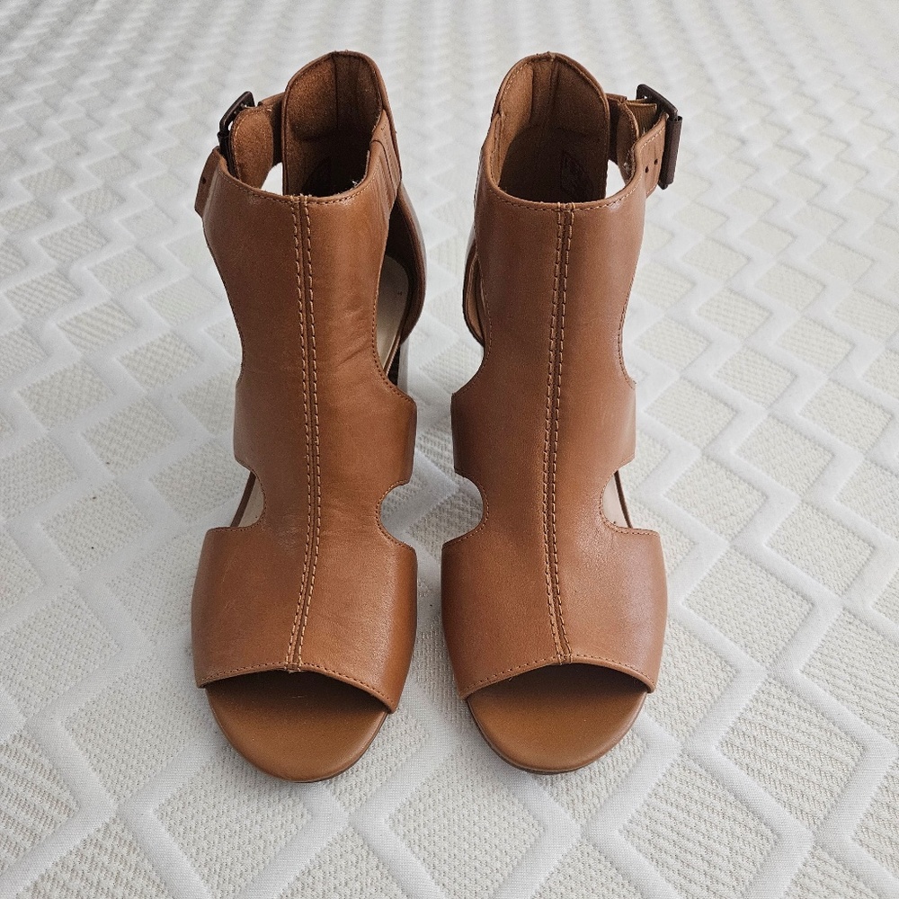 NEW Clarks Collection Leather Heeled Sandals Deva Heidi Tan Size 7